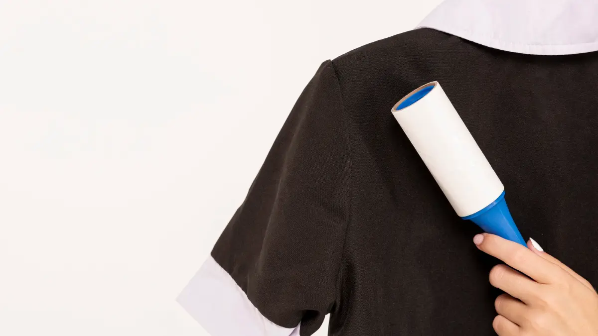 Ilustrasi lint roller pembersih pakaian (FREEPIK)