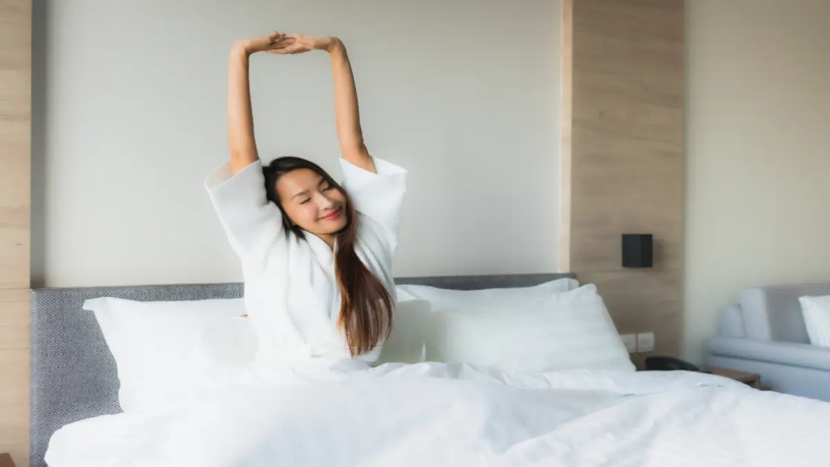Ilustrasi perempuan bangun tidur (JAWAPOS)