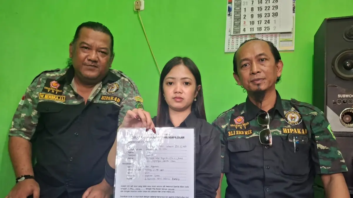 Intan Anggraeni menunjukkan bukti laporan kasus yang menimpanya kepada pihak berwenang. (FOTO: Nabila Amelia / RADAR MALANG GRUP JAWA POS)