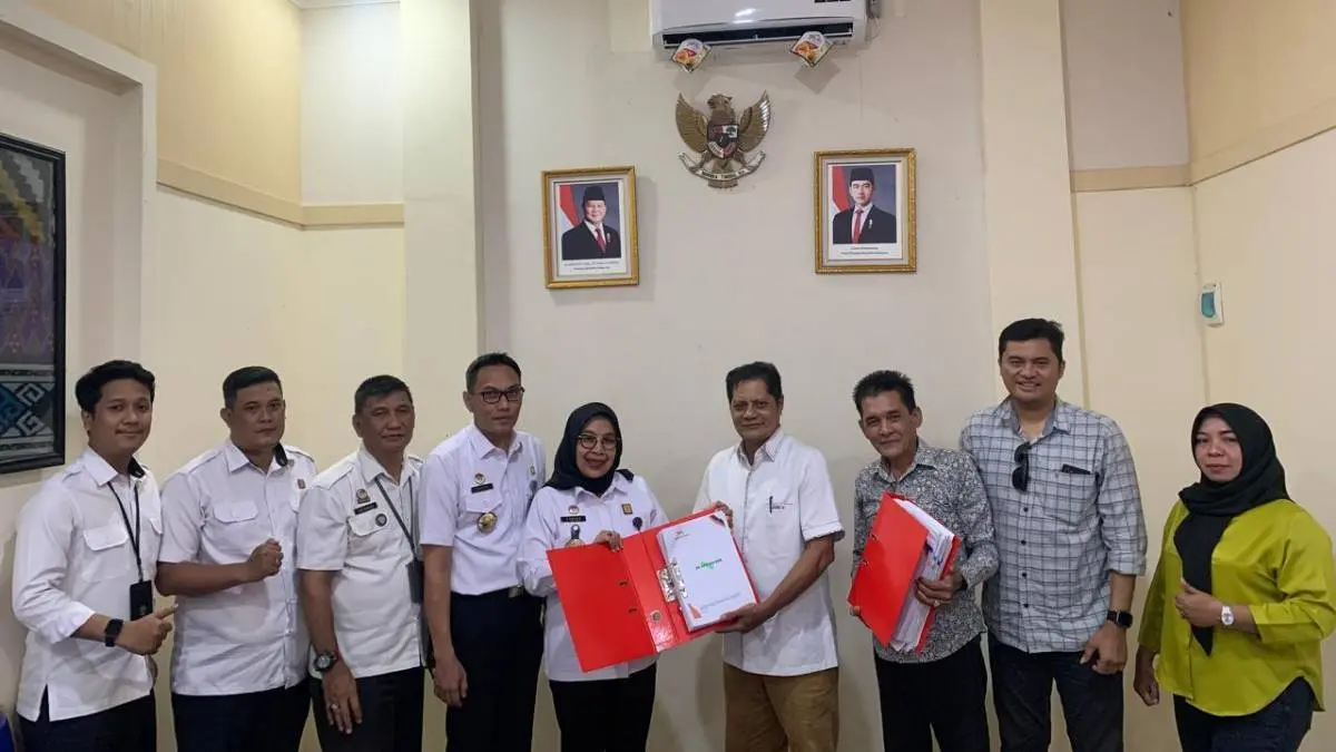 Kanwil Kemenkum Kalbar menrima dokumen SKT DPW Partai Gerakan Rakyat Kalbar pada Rabu (8/4). (DOK KANWIL KEMENKUM KALBAR)