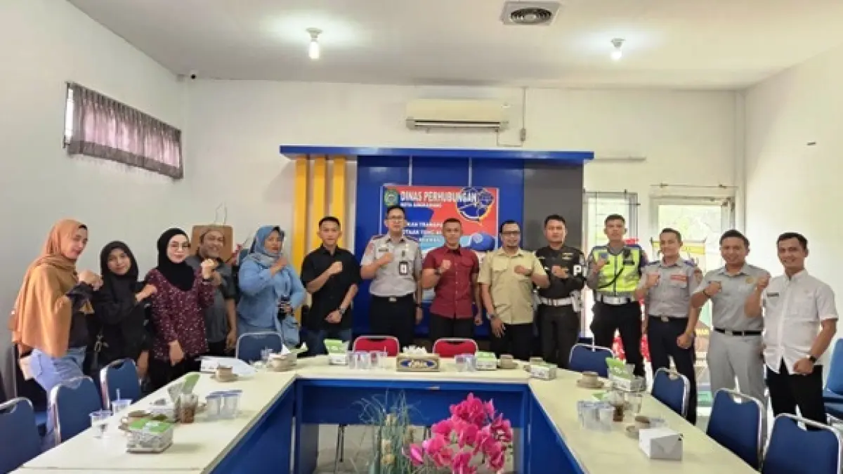KESEPAKATAN: Dinas Perhubungan Kota Singkawang bersama para pemilik angkutan wisata odong-odong resmi menandatangani surat pernyataan kesepakatan penertiban angkutan wisata roda tiga.