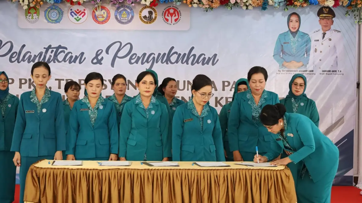 LANTIK : Sejumlah pengurus di tingkat kecamatan dilantik di Pendopo Bupati Ketapang, Rabu (8/4). (ISTIMEWA)