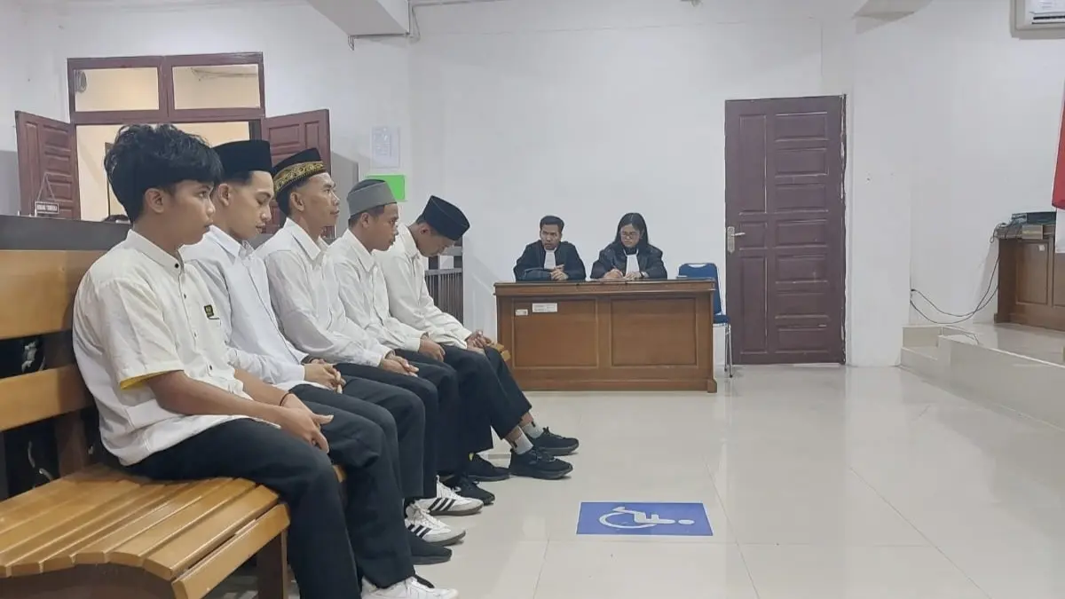 Lima warga Indonesia terdakwa kasus narkoba 77 Kilogram saat menjalani proses persidangan. (DOK PENGADILAN NEGERI PUTUSSIBAU)
