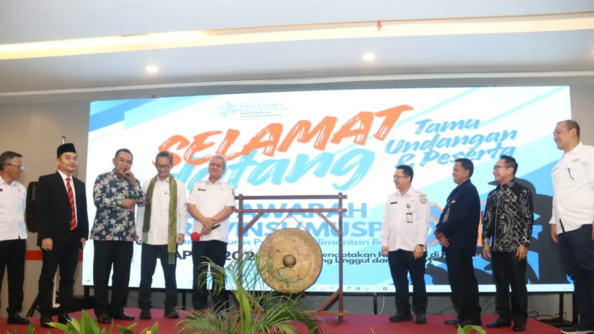 MUSPROV INKINDO: Sekda Kalbar Harisson berfoto bersama jajaran pengurus Inkindo sebelum membuka Musprov XI yang digelar di Hotel Harris. (Adpim Pemprov Kalbar)
