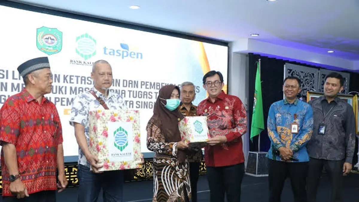 PEMBEKALAN: Pemkot Singkawang bersama PT Taspen dan Bank Kalbar Cabang Singkawang melakukan pembekalan kepada 115 PNS yang bakal pension di Ruang Basement Kantor Wali Kota Singkawang, Kamis (9/4). (ISTIMEWA)