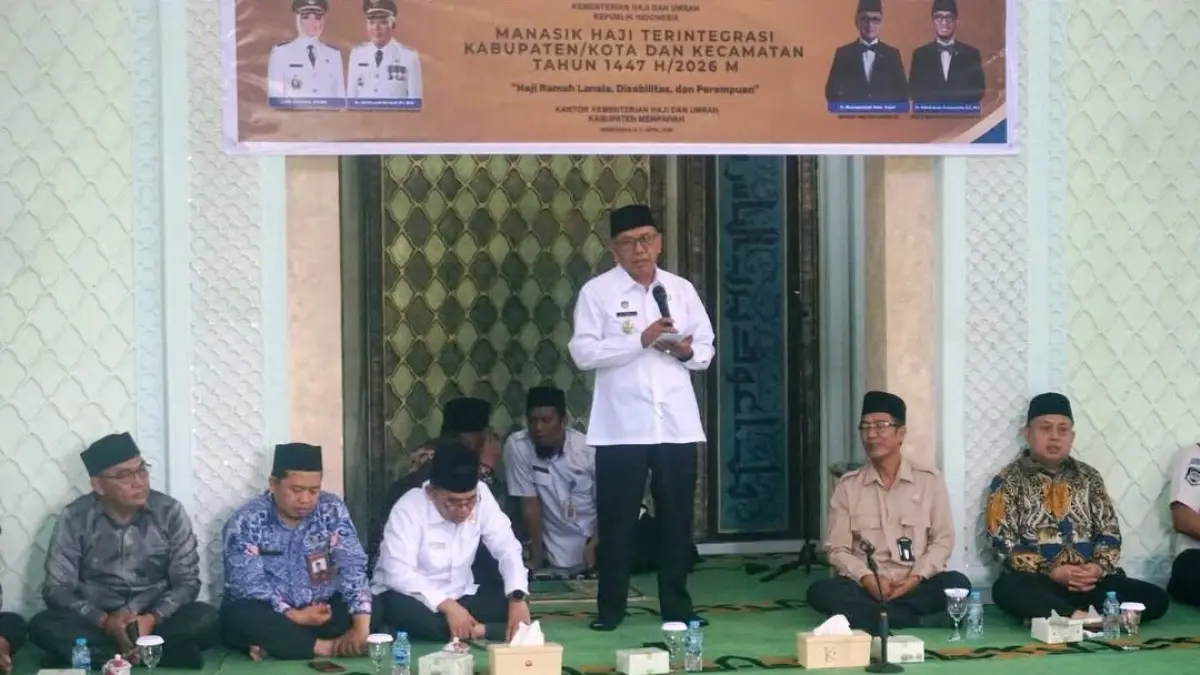 PEMBUKAAN: Wakil Bupati Mempawah, Juli Suryadi, saat membuka kegiatan manasik haji.