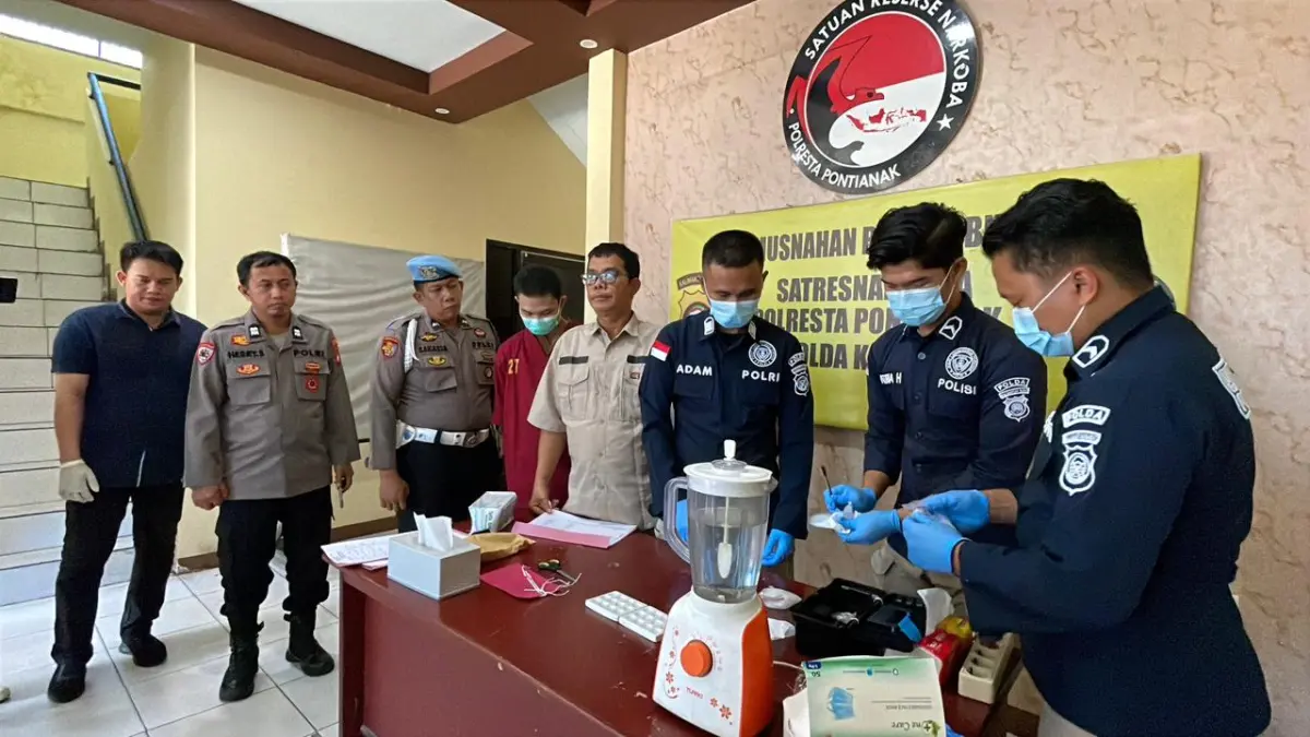 Satresnarkoba Polresta Pontianak memusnahkan barang bukti narkotika jenis sabu pada Kamis (9/4). (DOK POLRESTA PONTIANAK)