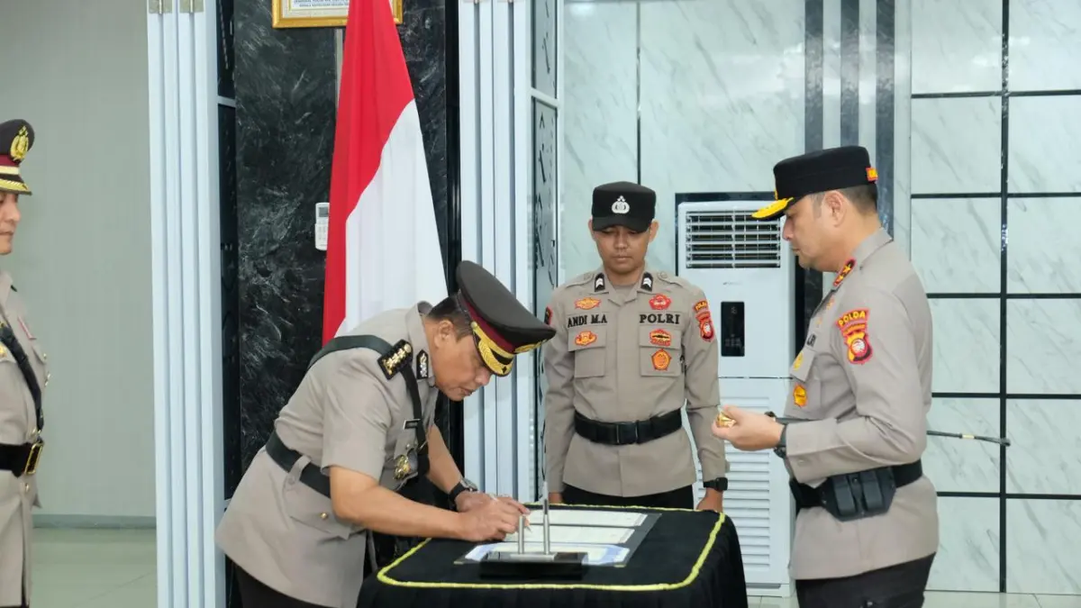 SERTIJAB : Kapolda Kalbar, Irjen Pol Pipit Rismanto memimpin serah terima jabatan Irwasda Polda Kalbar di Balai Kemitraan Polda Kalbar, Rabu (8/4). (ISTIMEWA)