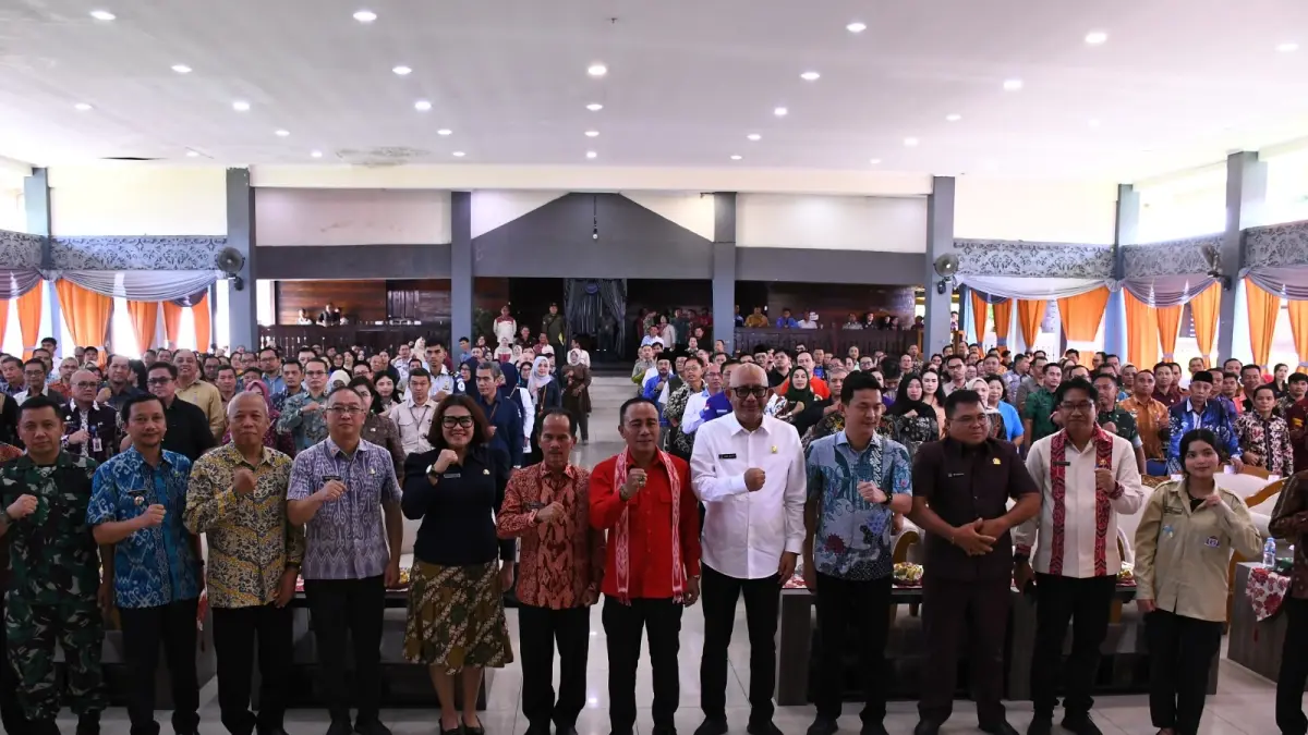 STRATEGIS : Wakil Gubernur Kalimantan Barat, Krisantus, menegaskan posisi strategis Kabupaten Sintang sebagai simpul logistik dan pusat pengembangan ekonomi hijau dalam Musrenbang RKPD 2027. (RISKA /PONTIANAK POST)