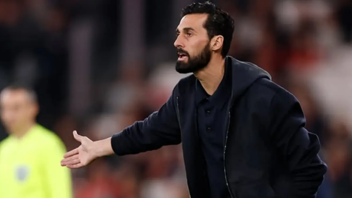 Alvaro Arbeloa di pinggir lapangan saat menyaksikan Real Madrid gagal meraih poin penuh akibat keputusan kontroversial wasit.(INSTAGRAM/@realmadrid)