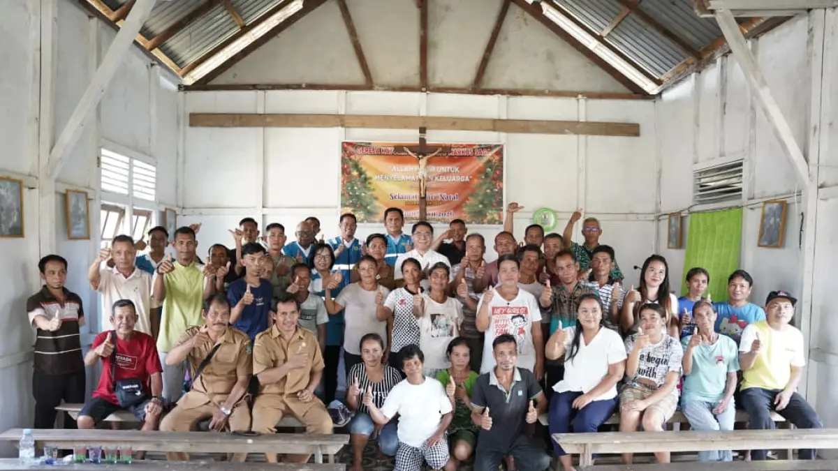 Anggota DPR RI, Fransiscus Maria Agustinus Sibarani, bersama General Manager PLN UID Kalimantan Barat, Maria G.I. Gunawan, berfoto bersama masyarakat Desa Manggang, Dusun Saga, dalam suasana penuh kebersamaan dan kebahagiaan.
