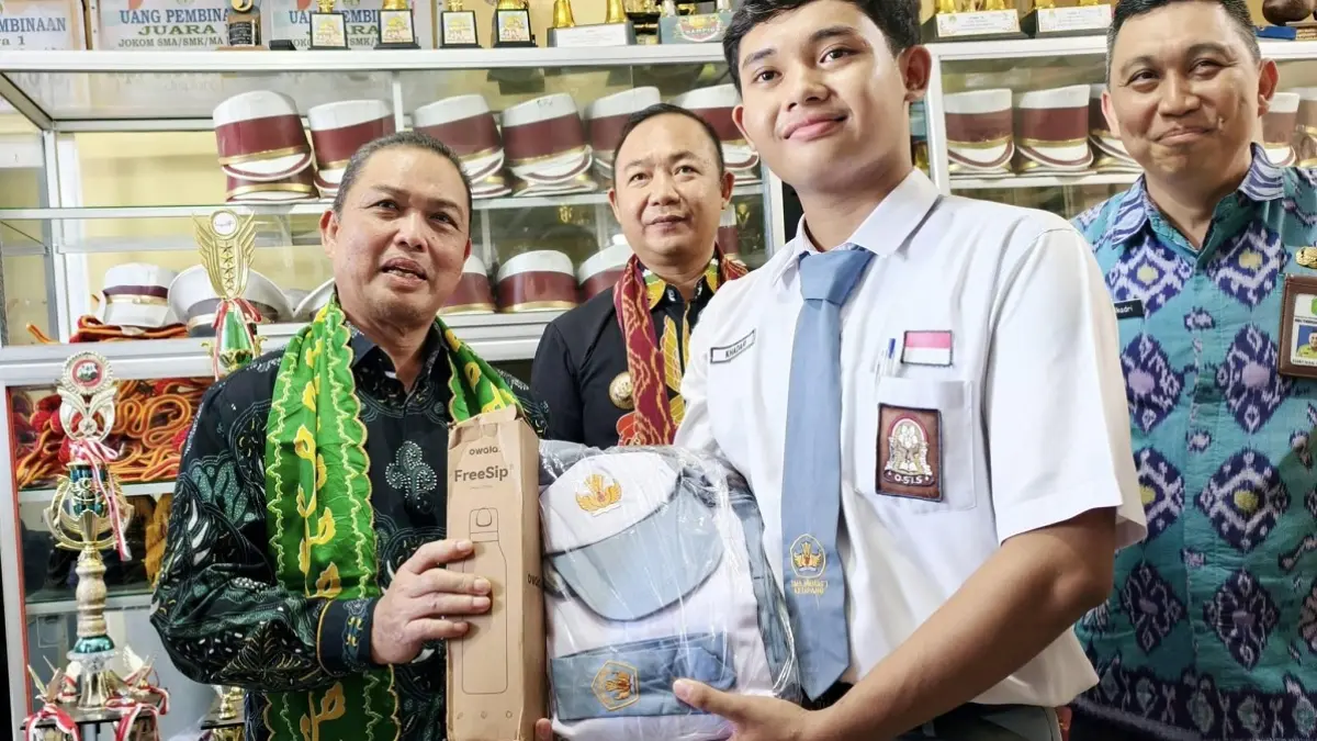 BANTUAN : Gubernur Kalimantan Barat, Ria Norsan, menyerahkan bantuan kepada sisw SMA Negeri 1 Ketapang, Kamis (9/4). (ISTIMEWA)