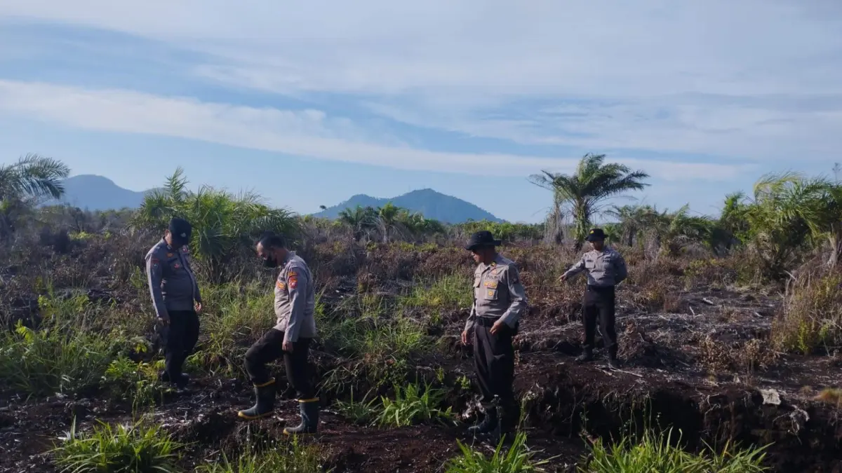 CEK LAPANGAN: Jajaran Polres Singkawang melaksanakan patroli pemantauan dan pengecekan lapangan (ground check) titik panas (hotspot), Kamis (9/4).