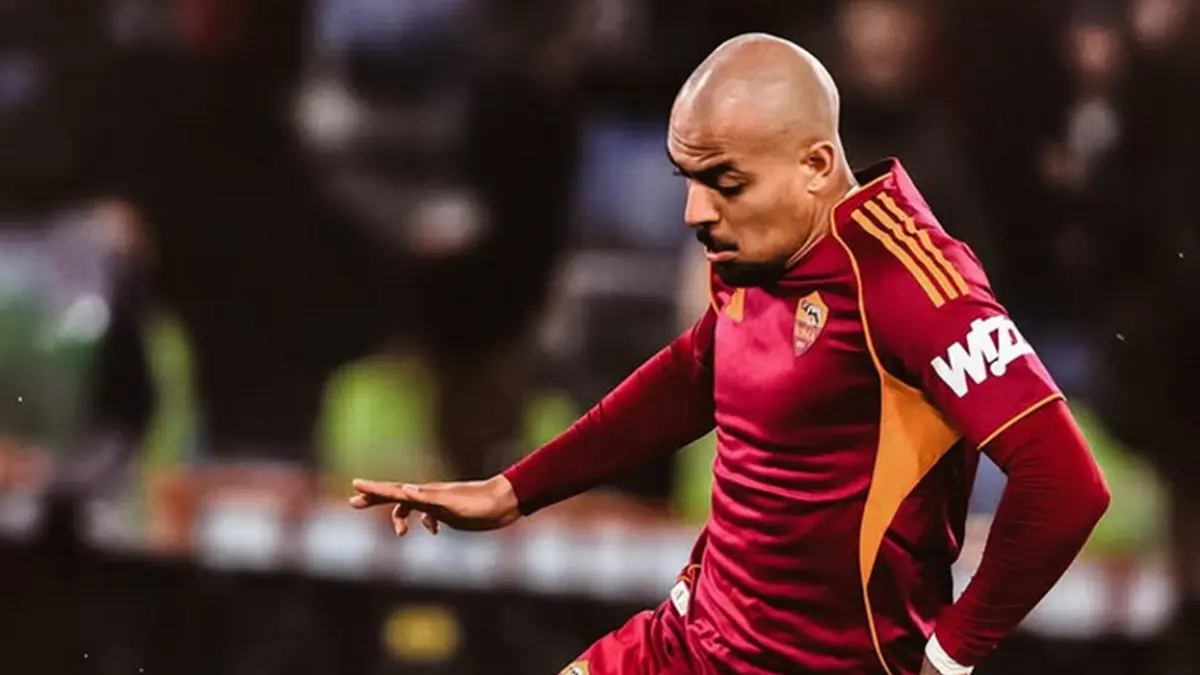Donyell Malen melakukan selebrasi ikonik usai mengemas tiga gol ke gawang Pisa yang mempertegas dominasi AS Roma di Serie A.(INSTAGRAM/@donyellmalen)