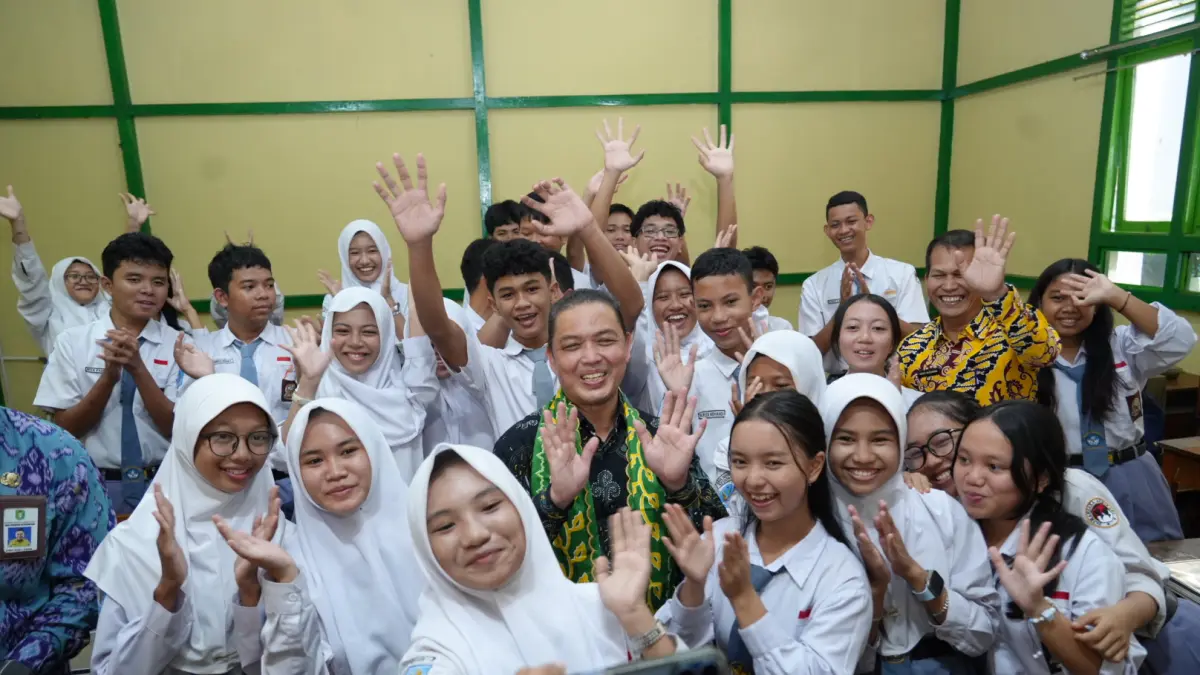 FOTO BARENG: Gubernur Kalimantan Barat Ria Norsan berfoto bersama siswa saat berkunjung ke SMAN 1 Ketapang. (Adpim Pemprov Kalbar)