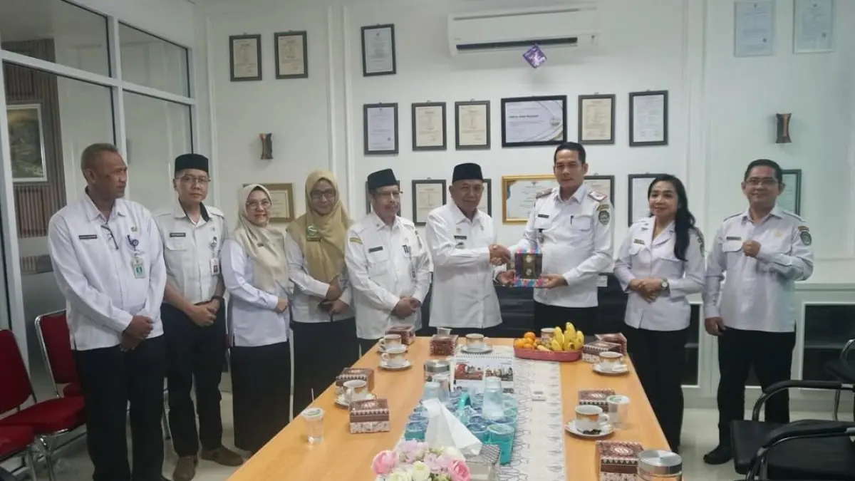 KUNJUNGAN : Wabup Juli Suryadi saat menerima kunjungan Sekda Pemkab Landak.