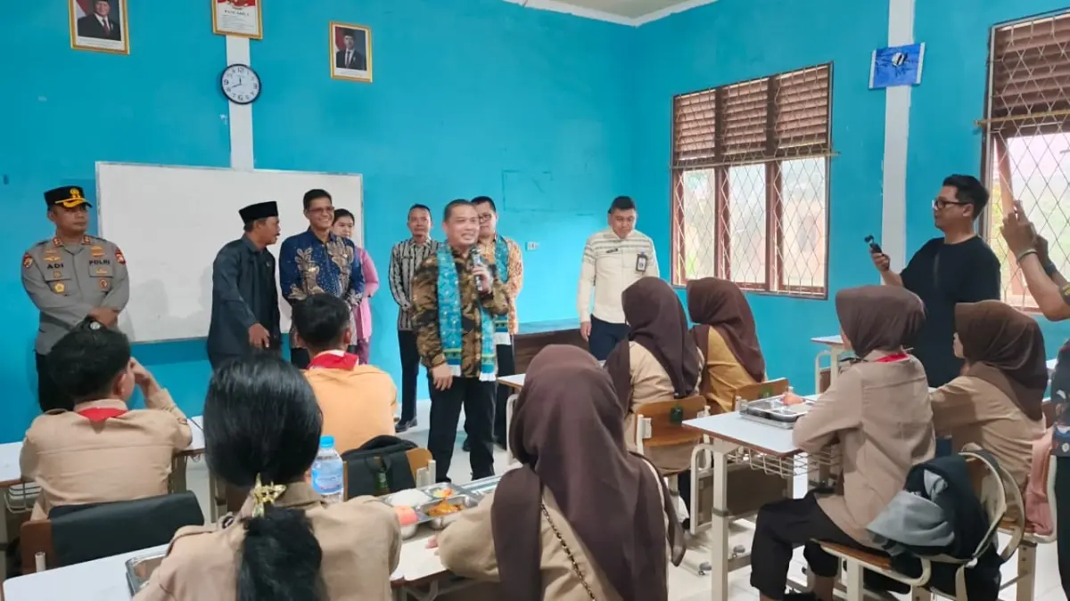 MBG : Gubernur Kalimantan Barat, Ria Norsan, saat meninjau langsung pendistribusian program Makan Bergizi Gratis (MBG) di SMKN 1 Sukadana. 