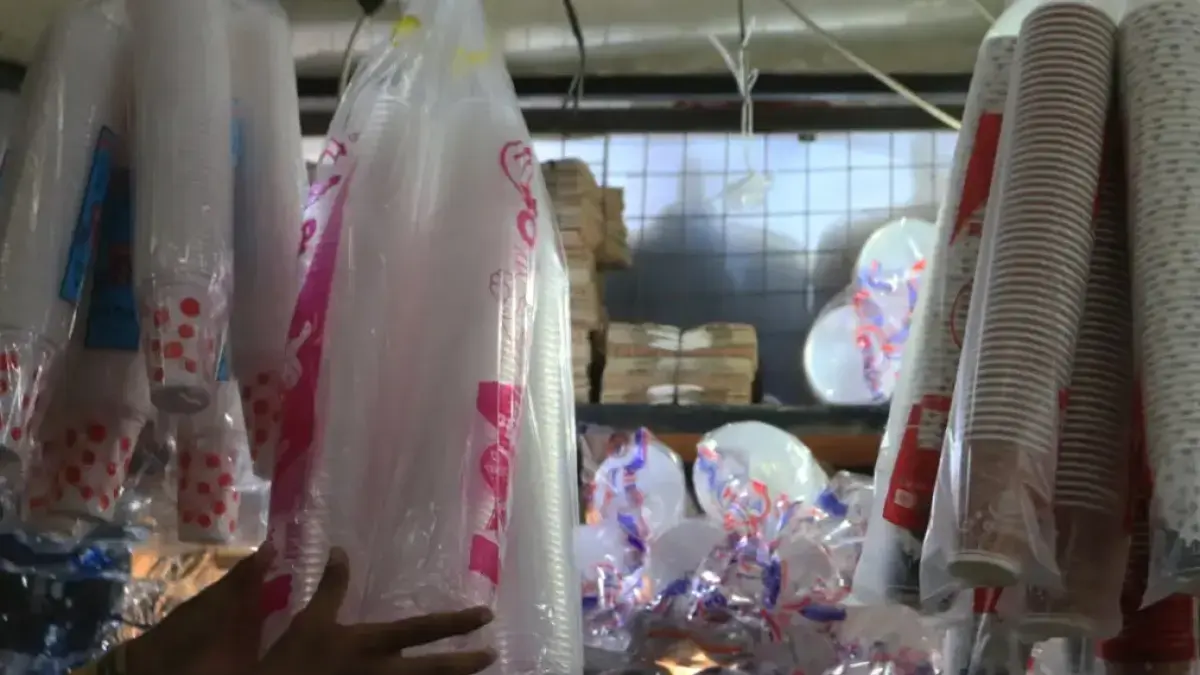 NAIK: Ilustrasi kantong plastik yang kini mengalami kenaikan signifikan akibat konflik di Timur Tengah.  (DOK. JAWA POS GROUP)