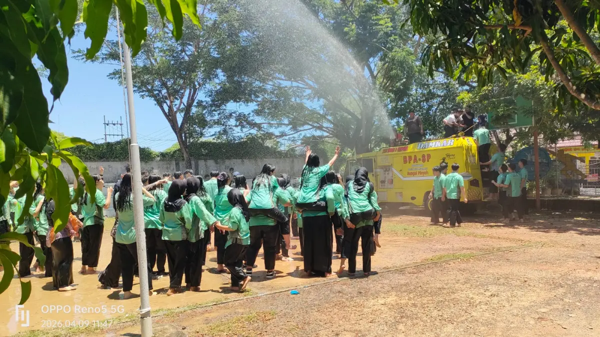 PEMADAM: Siswa dan siswi kelas 12 merayakan kelulusan usai ujian dengan mandi air yang disemprot dari mobil pemadam BPA-SP.