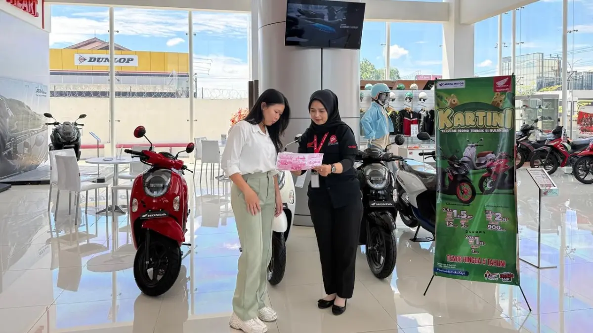 Petugas Astra Motor Kalbar menjelaskan promo Kartini kepada calon konsumen di showroom sepeda motor Honda Pontianak.