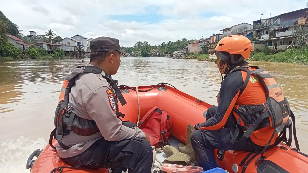 Tim SAR gabungan memperluas area penyisiran pencarian terhadap Sira (75) hingga sejauh lima kilometer di aliran Sungai Cina, namun korban masih belum ditemukan. (DOK TIM SAR)