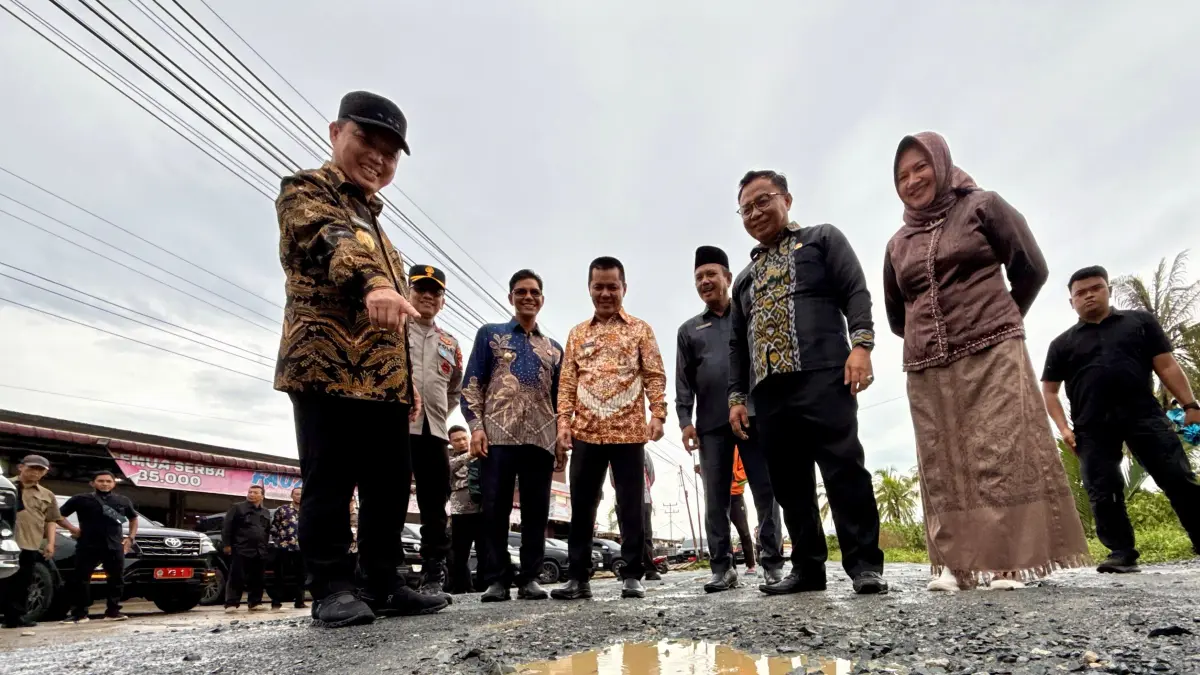 TINJAU JALAN: Gubernur Kalbar Ria Norsan meninjau kondisi ruas jalan Sukadana–Teluk Batang di Kabupaten Kayong Utara, Jumat (10/4). (MEIDY KHADAFI/PONTIANAK POST)