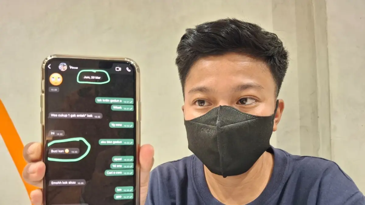 TUNJUKKAN BUKTI: Rey memperlihatkan percakapan WhatsApp dengan Intan yang, menurutnya, menunjukkan bahwa Intan telah mengetahui identitasnya sebagai perempuan sebelum pernikahan berlangsung.  (RADAR MALANG)