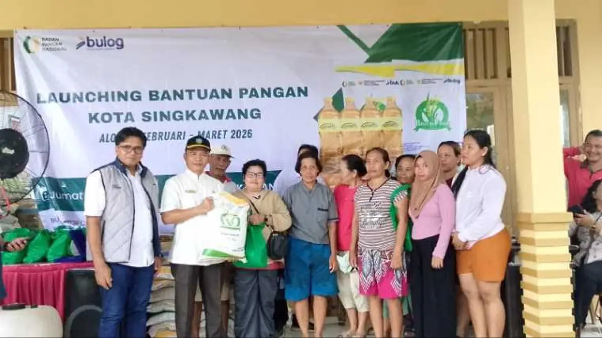BANTUAN PANGAN: Asisten II Setda Kota Singkawang Muslimin mewakili Wali Kota Singkawang bersama Kepala Kanwil Perum Bulog Kalbar Rasiwan dan Kacab Perum Bulog Singkawang Noldi Ramayadi meluncurkan program bantuan pangan dari Bulog di Kantor Lurah Pajintan, Kecamatan Singkawang Timur, Jumat (10/4). (ISTIMEWA)