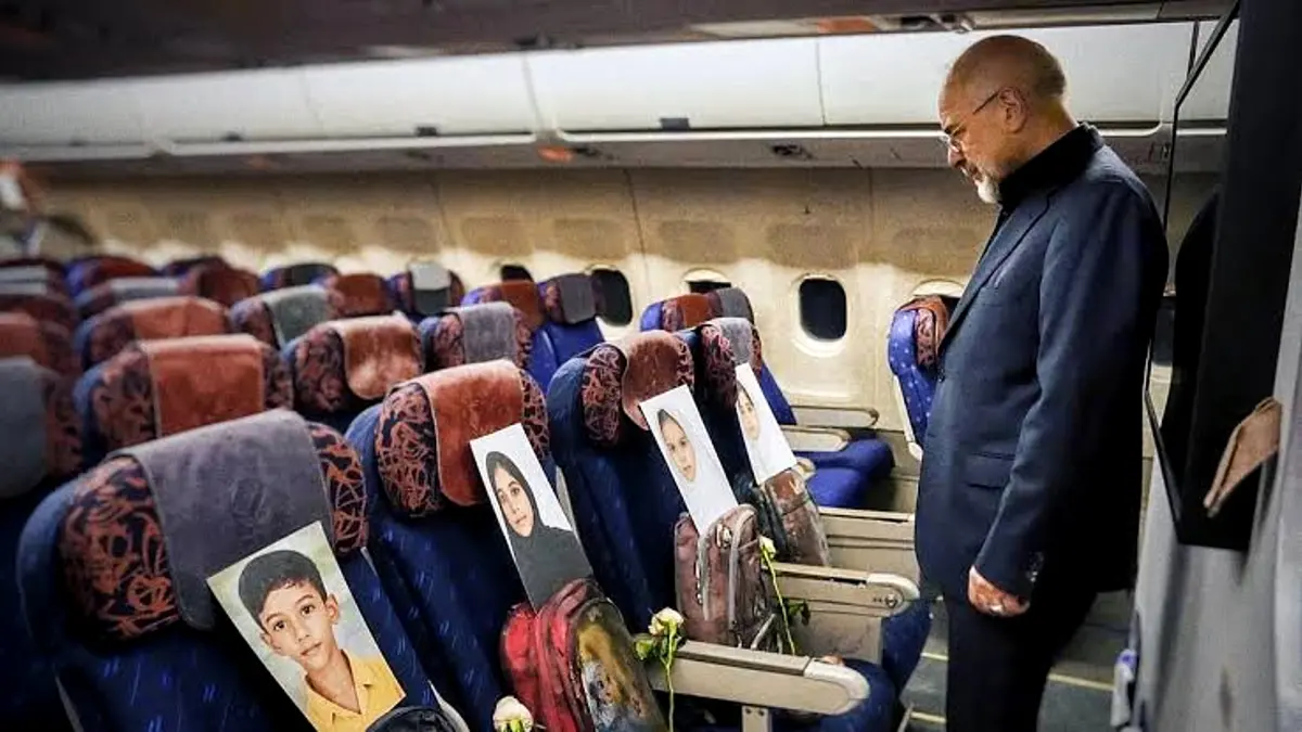 Ketua Parlemen Iran, Mohammad Bagher Ghalibaf, berdiri di dalam pesawat delegasi Iran dengan kursi-kursi yang ditempeli foto ratusan anak korban serangan rudal Amerika Serikat di Minab. Foto simbolik ini disampaikan menjelang negosiasi Iran dengan AS di Islamabad, Sabtu (11/4/2026). 