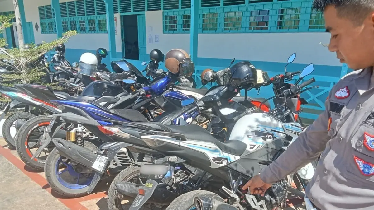 Personel Satlantas Polres Kubu Raya mengedukasi siswa SMAN 1 Sungai Raya tentang bahaya penggunaan knalpot tidak standar dan pentingnya keselamatan berlalu lintas.