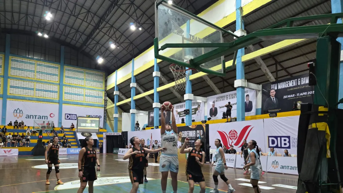 VIVA Sungai Pinyuh saat tampil di Piala Gubernur Kalbar. Tim basket putri Mempawah ini diapresiasi karena prestasi dan semangat juang.