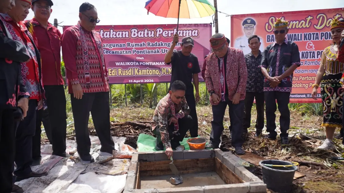Wali Kota Pontianak Edi Rusdi Kamtono meletakkan batu pertama pembangunan Rumah Radakng Samilik di Pontianak Utara.