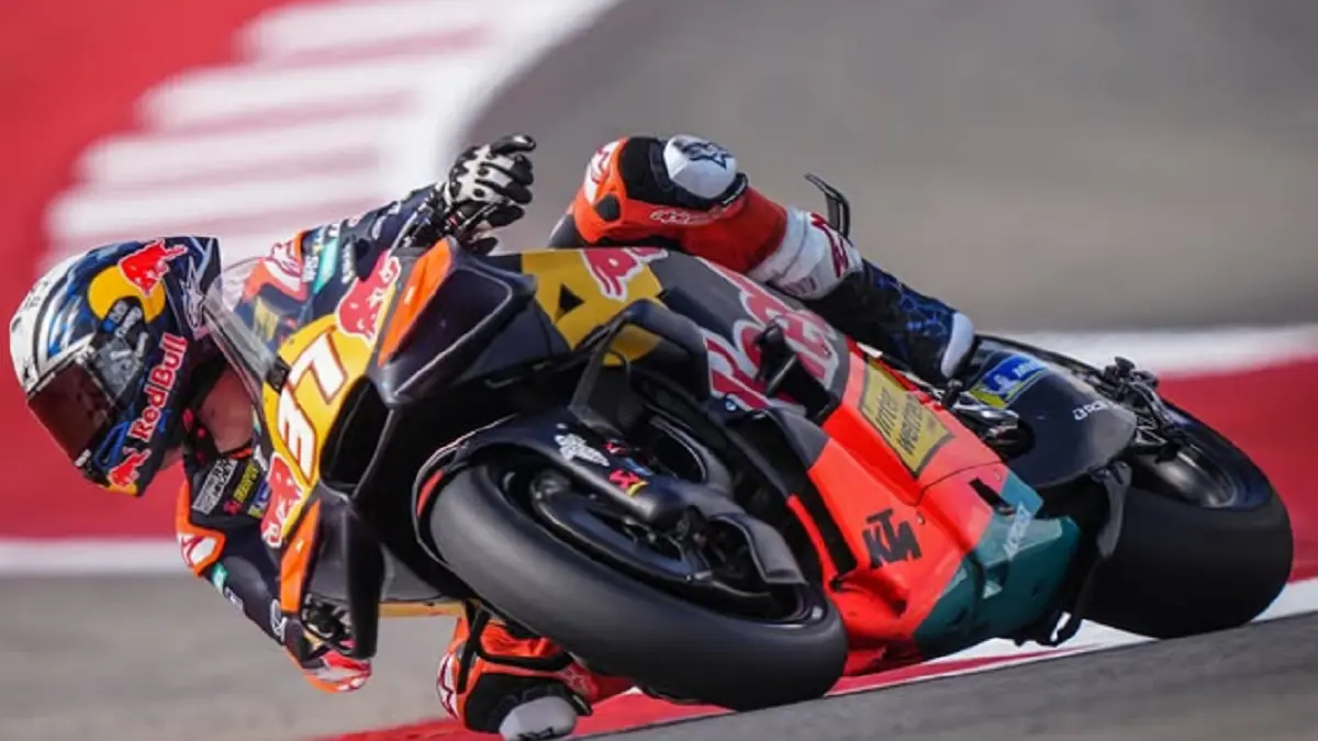 Aksi Pedro Acosta saat memacu motor KTM miliknya dalam sesi latihan intensif di sirkuit musim ini. (INSTAGRAM/@37pedroacosta)