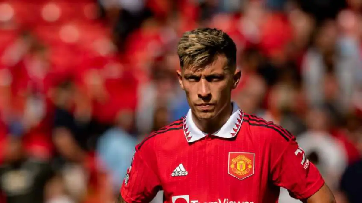  Bek tengah Lisandro Martinez kembali berlatih penuh dan berpeluang tampil saat MU melawan Leeds, Selasa (14/4) dini hari WIB. (DOK. MANCHESTER UNITED). 