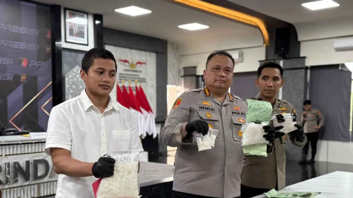 BUKTIKAN: Kapolresta Samarinda Kombes Pol Hendri Umar menunjukkan barang bukti hasil pengungkapan. (FOTO :ISTIMEWA/KALTIM POST)