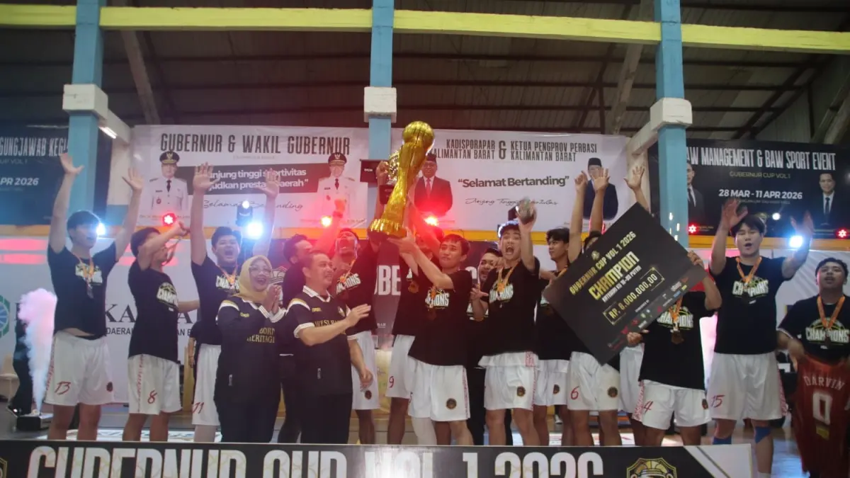TUTUP KOMPETISI: Gubernur Kalimantan Barat Ria Norsan menutup kompetisi bola basket Gubernur Cup Volume 1 2026 dalam acara Closing Ceremony dan Final Party yang berlangsung meriah di Lim Tau Huat Hall, GOR Perbasi Pontianak, Sabtu (11/4) malam. (ADPIM PEMPROV KALBAR)