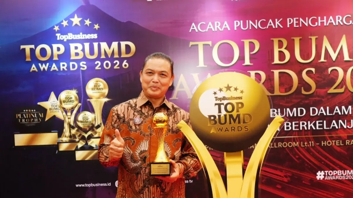 Gubernur Kalbar Ria Norsan menunjukkan trofi penghargaan Top BUMD Awards 2026 yang diraih Bank Kalbar dan RSJ Kalbar di Jakarta.