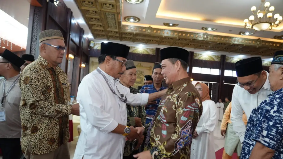 HALAL BIHALAL: Suasana halal bihalal bersama masyarakat Ketapang seperantauan di Pontianak yang berlangsung di Pendopo Gubernur Kalbar, Sabtu (11/4). (Adpim Pemprov Kalbar)