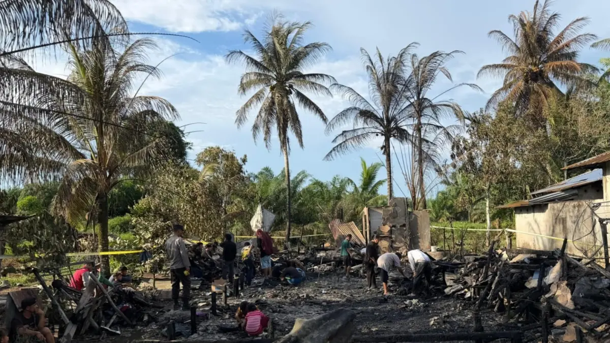 HANGUS: Rumah Supianto, warga RT 40 RW 20 Dusun Cempaka Putih, Desa Tebas Sungai, Kecamatan Tebas, terbakar. Kebakaran diduga akibat korsleting listrik. (ISTIMEWA)