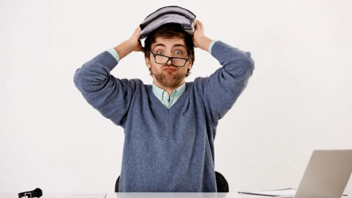 Ilustrasi pria merasa burnout dan overthinking (FREEPIK)