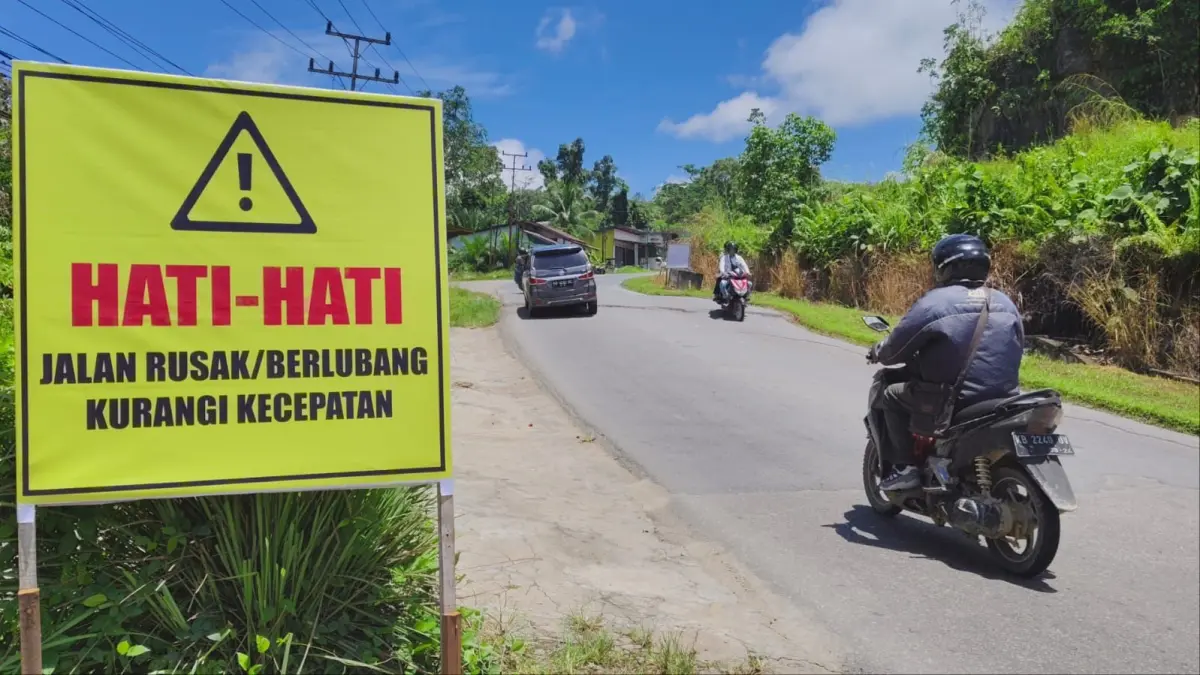 JALAN RUSAK: Beginilah kondisi ruas jalan tanjakan/turunan Semboja yang hampir terputus, Sabtu (11/4/2026).