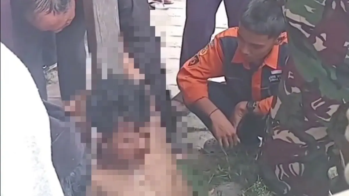 KETAHUAN: Pelaku pencurian rumah kosong di Jalan LKMD, Kelurahan Batu Ampar, diamankan warga saat beraksi. (FOTO : ISTIMEWA/KALTIM POST)