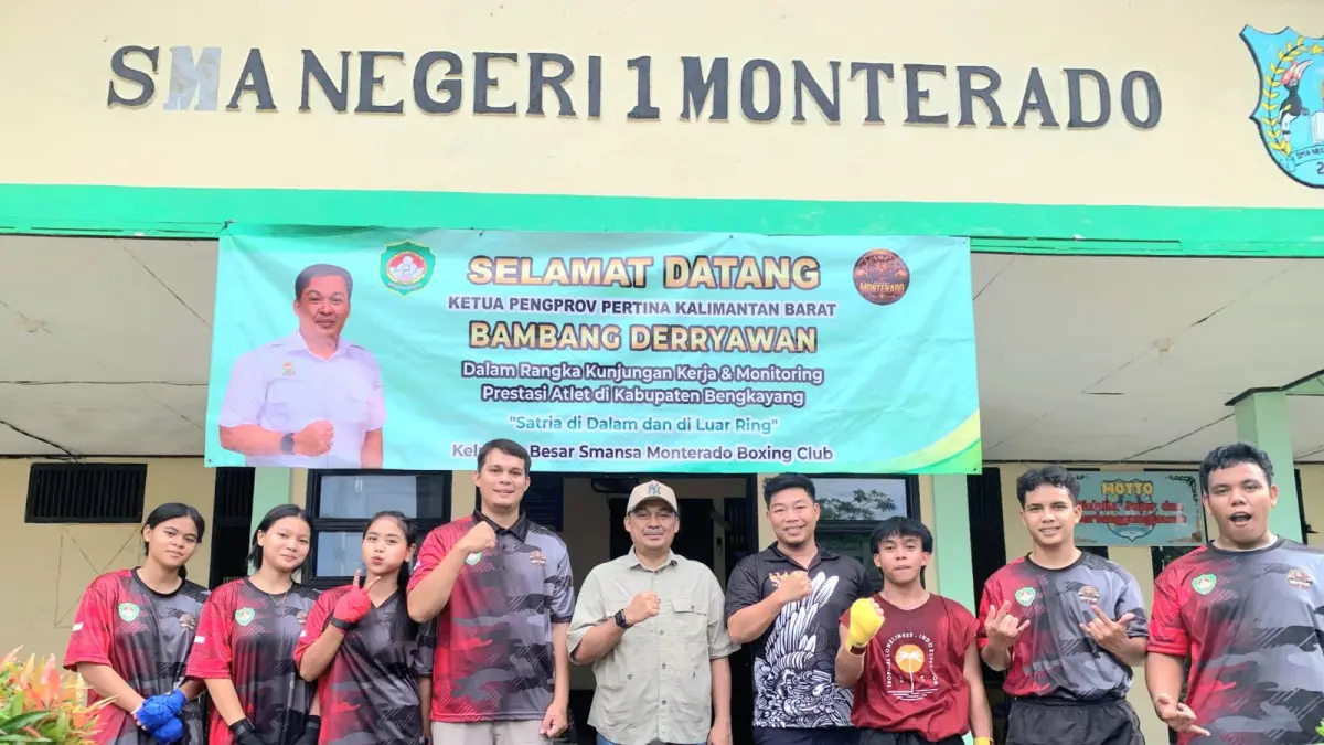 Ketua Pertina Kalbar Bambang Derryawan foto bersama atlet tinju muda saat kunjungan pembinaan di SMAN 1 Monterado, Bengkayang.