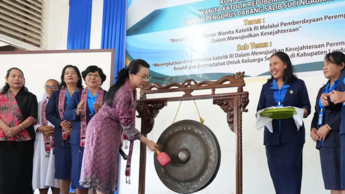 KONFERCAB: Bupati Landak Karolin Margret Natasa membuka Konferensi Cabang (Konfercab) X Wanita Katolik Republik Indonesia (WKRI) Dewan Pengurus Cabang Salib Suci Ngabang, Sabtu (11/4). (ISTIMEWA)