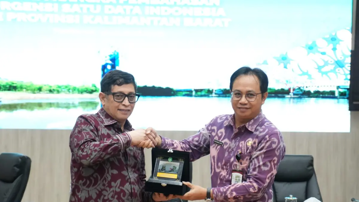 KUNJUNGAN: Asisten Bidang Perekonomian dan Pembangunan Setda Kalbar, Heronimus Hero, menerima kunjungan kerja Ketua Badan Legislasi (Baleg) DPR RI, Bob Hasan, bersama rombongan di Ruang Balai Petitih Kantor, Jumat (10/4). (Adpim Pemprov Kalbar)
