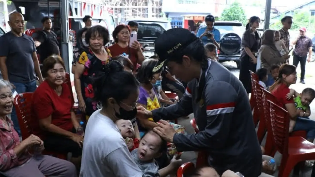KUNJUNGAN: Wali Kota Singkawang, Tjhai Chui Mie bersama Wakil Wali Kota Muhammadin didampingi Kepala Dinas Kesehatan dan KB melakukan kunjungan lapangan ke sejumlah posyandu.