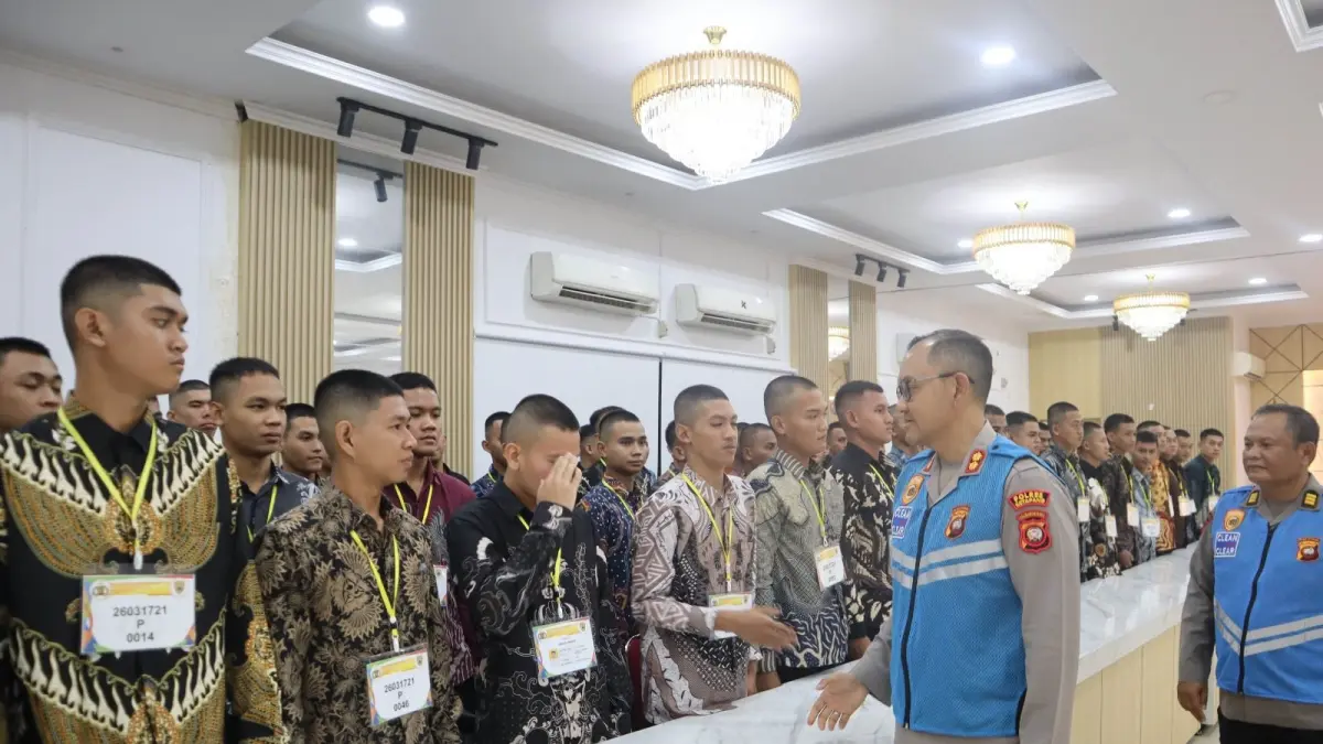 LULUS: Kapolres Ketapang, AKBP Muhammad Harris, memberikan ucapan selamat kepada peserta yang lulus administrasi, Jumat (10/4).
