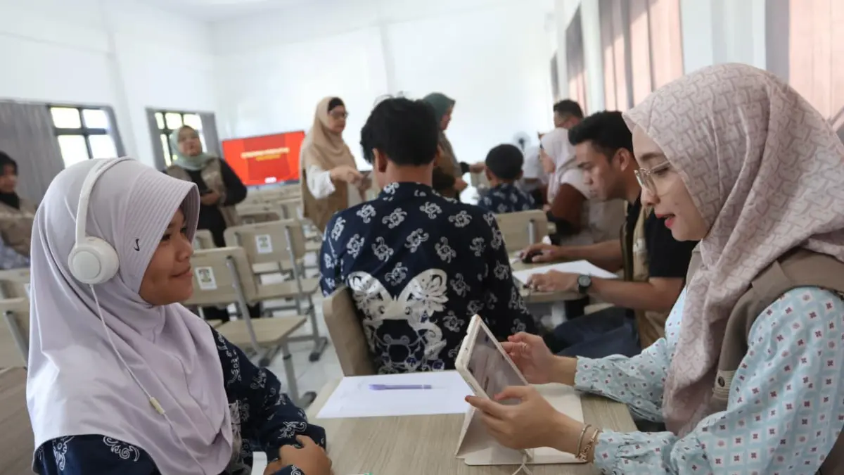 PENDENGARAN: Siswa SMP 27 Balikpapan sedang mengikuti skrining kesehatan pendengaran. 9FOTO : KALTIM POST)