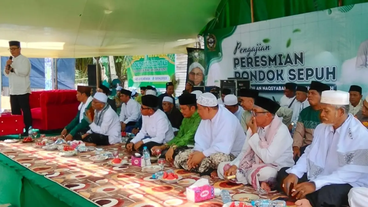 PERESMIAN: Bupati Kayong Utara, Romi Wijaya, meresmikan Pondok Sepuh Naqsyabandiyah di Seponti. (PROKOPIM KKU)
