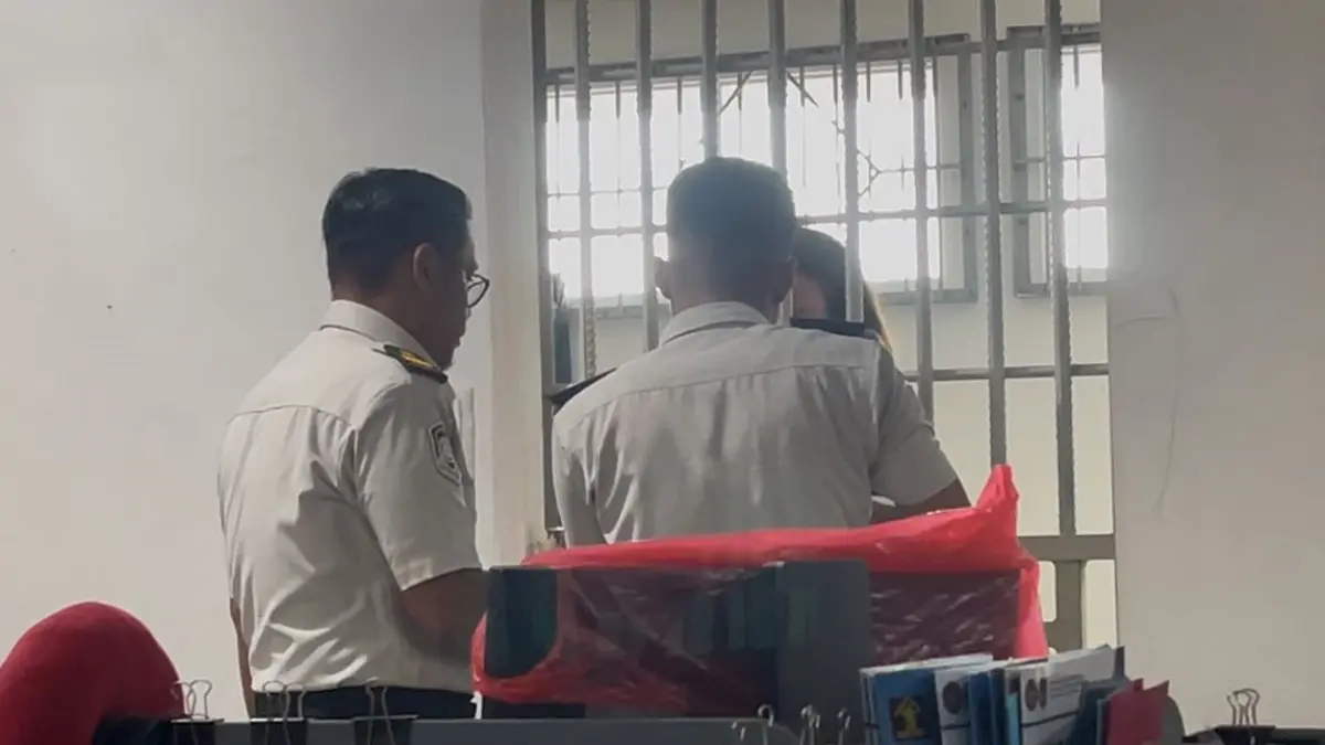 Petugas Kantor Imigrasi Kelas I TPI Balikpapan mendampingi WNA asal Belanda, JGS (55) untuk menjalani pemeriksaan medis. (FOTO : ANGGI PRADITHA/KALTIM POST)